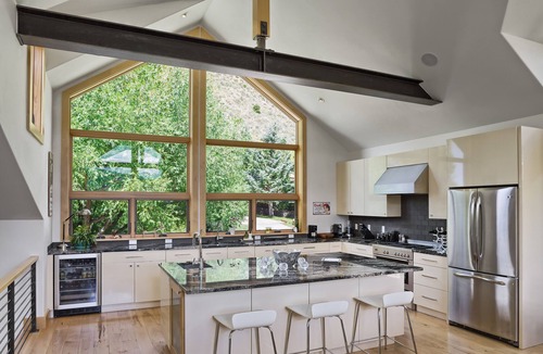 Minturn House | Ski in Home on Minturn Mile, Luxury 4 Bedroom 4.5 Bathroom with 2 car garage