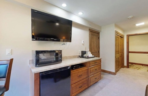 Vail Apartment | Ski-in/out lodge studio w/mountain view, fast WiFi & shared pool, hot tubs, W/D