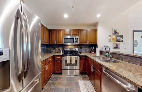 Edwards Condo | Ski in/out mountain getaway with pool, hot tub, & balcony - steps to the slopes