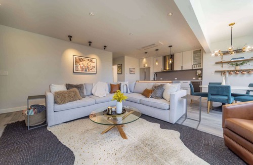 Aspen Apartment | Ski-in/out! Renovated 3BR w AC & Stunning Views!