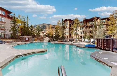 Salt Lake Mountain Resorts House | Ski-in - ski-out condo with mountain view shared hot tub pool & resort amenities