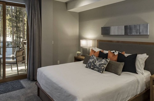 Peak 8 Ski Chalet | Ski in Ski out one bedroom
