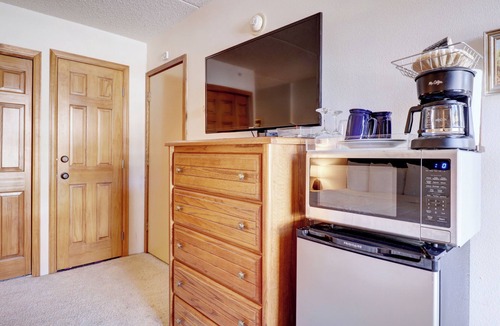 Copper Mountain Village Hotel | Ski-In/Ski-Out Hotel Room, Steps to American Eagle Chairlift - MP518H