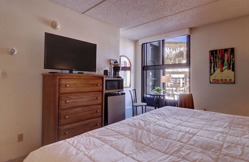 Copper Mountain Village Hotel | Ski-In/Ski-Out Hotel Room, Steps to American Eagle Chairlift - MP518H