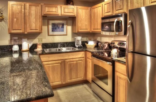 Four O'Clock Condo | Ski Week, 3 br Ski in Ski out-sleeps 10-Feb 28 to Mar. 7, 2026-