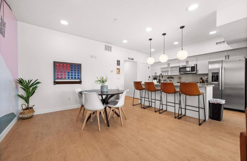 People's Freeway Condo | SLC - Convention - Airport - Delta - Rooftop & Garage