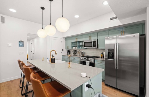 People's Freeway House | SLC - Delta Center - Convention Center - Garage