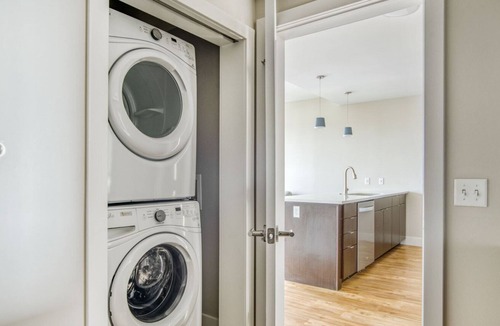 Hale Apartment | Sleek Congress Park 1BR w/ Gym & Pool, near shops & dining, by Blueground