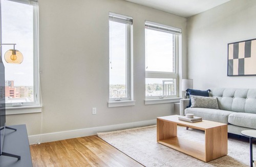 Hale Apartment | Sleek Congress Park 1BR w/ Gym & Pool, near shops & dining, by Blueground