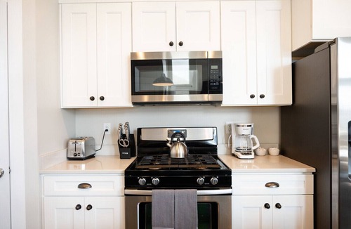 Herriman House | ⭐️Sleeps 10⭐️ Pool and workout room access⭐️