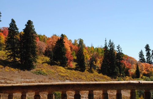 Tollgate Canyon Cabin | Sleeps 34! Grand Lodge + Bunkhouse, Hot Tub & Theater — 15 Min to Park City