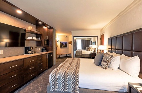 Salt Lake Mountain Resorts Resort | Snowbird Cliff Lodge Resort 2BR+/3B Suite . Ski-in/Ski-Out Full Access