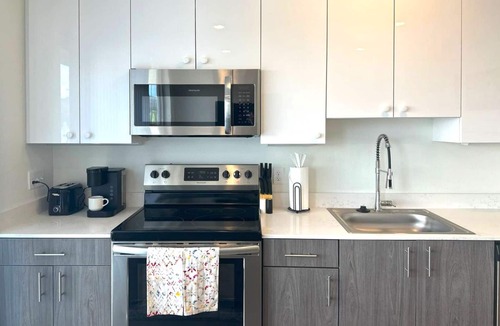 Uptown Apartment | Sophisticated Downtown Studio