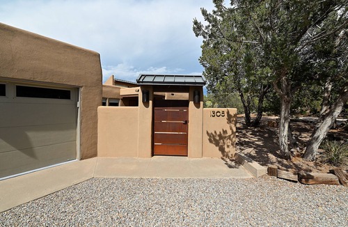 Historic Eastside House | Spacious 3 bedroom, 2 bathroom luxury home; AC; 1 mile to historic Canyon Road