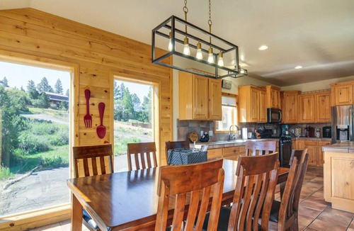 Long Valley Junction Cabin | Spacious 3-bedroom cabin in beautiful Alton with AC