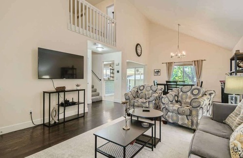 Thornton House | Spacious 3 Bedroom w/Dedicated Office