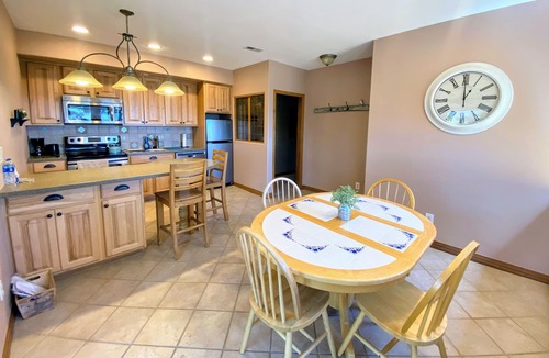 Golden Apartment | Spacious 3bed Apt Near Red Rocks -Private Deck -Mountain Views - Hike, Bike, Ski