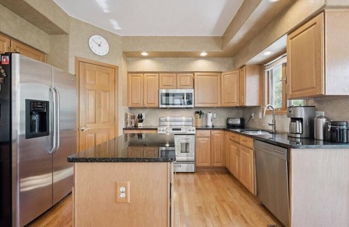 Dupont House | Spacious 4-bedroom house with large yard, BBQ in Quiet Neighborhood