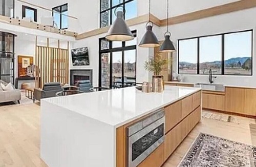 Superior House | Spacious 4-bedroom house in charming Superior Modern Home with AC