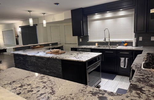 Aurora House | Spacious 4-bedroom house in charming Aurora with AC