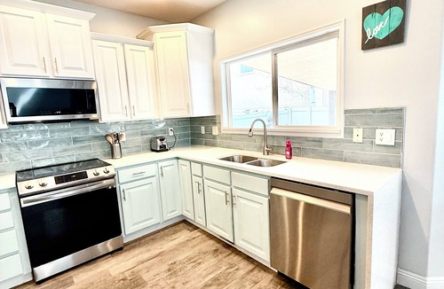 West Jordan House | Spacious 4-bedroom house in beautiful West Jordan with AC and gym