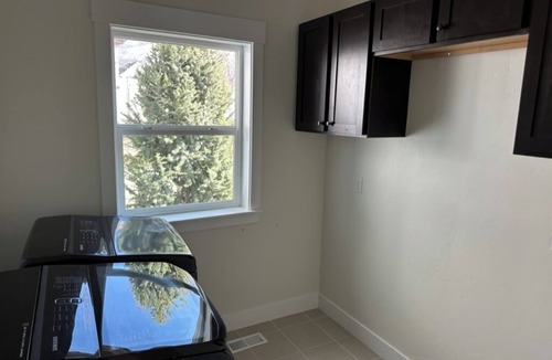 Salem House | Spacious 6-bedroom house in Salem, UT with AC and an outdoor basketball court