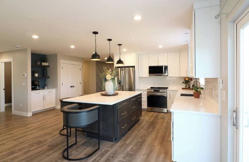 Castle Rock House | Spacious 6-bedroom house in pleasant Castle Rock with AC