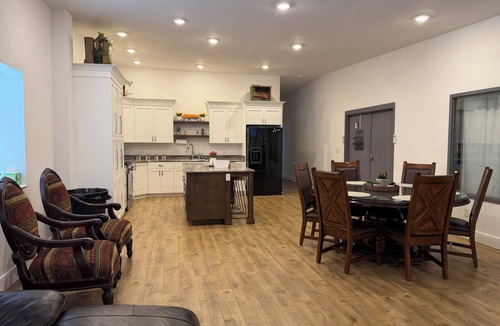 Vernal House | Spacious Barndominium Loft, Sleeps 4, 2 Queen Beds, RV Parking, Newly Updated