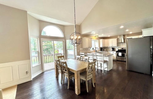 South Jordan House | Spacious Gathering Place 2x Living Rooms & Dining Rooms + Fenced Private Yard