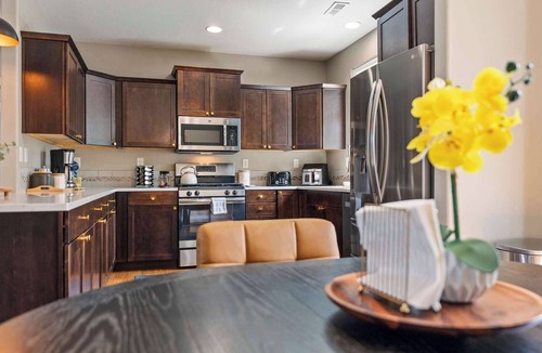 Harlow House | Spacious home centrally located by Autzen Stadium