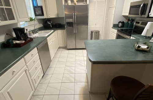 Ferry Pass House | SPACIOUS HOME NEAR DOWNTOWN & BEACHES! PETS OKAY, SLEEPS 8 +