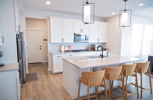 American Fork House | Spacious house, sleeps 11, in beautiful American Fork with fireplace, and arcade