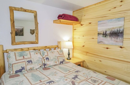 Estes Park Hotel | Spacious Lower Level Hotel 2-Bedroom with Views 106