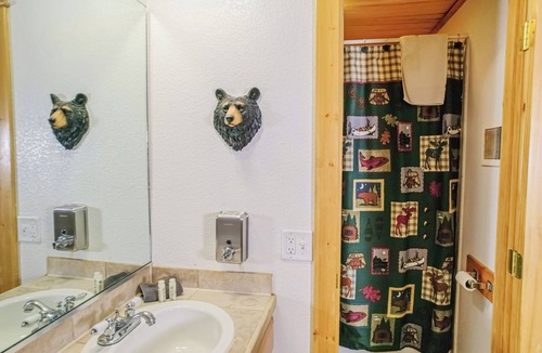 Estes Park Hotel | Spacious Lower Level Hotel 2-Bedroom with Views 106
