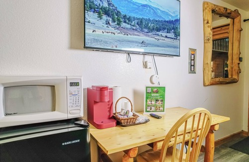 Estes Park Hotel | Spacious Lower-Level Hotel King with Views 101-107