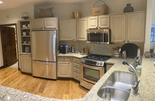 Edwards House | Spacious Luxe 5BR—Ski Shuttle & walk to lift, 2 living room, game & movie room