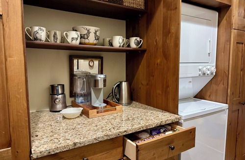 Edwards House | Spacious Luxe 5BR—Ski Shuttle & walk to lift, 2 living room, game & movie room