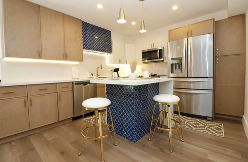 Survey Creek House | Spacious Luxury Oasis Getaway w/pool 15 mins from beach