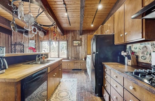 Mountain Valley Cabin | Spacious Mountain Lodge-Style Home with Free WiFi - Nearby Ski Access