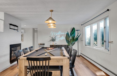 Framingham House | Spacious Poolside Boston Stay Sleeps 8 Pet Friendly