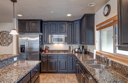 Bear Hollow Village Condo | Spacious Ski Retreat 5452 with Pool Hot Tub and Garage