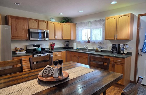 Alamosa House | Spacious - Three king rooms, two living rooms in a quiet neighborhood