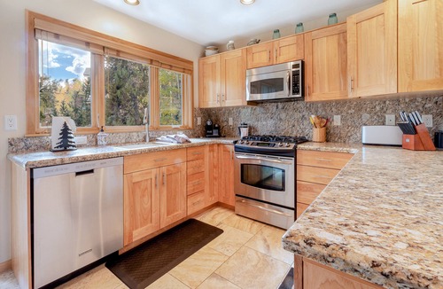 Four O'Clock House | Spacious Townhome. Pool, Hot Tubs. Steps to lift.