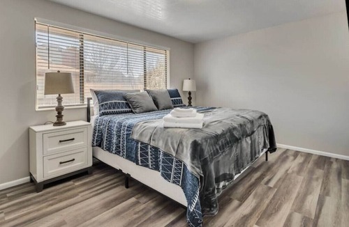 Canyon Rim House | Spacious Townhome w/ King Bed and W/D