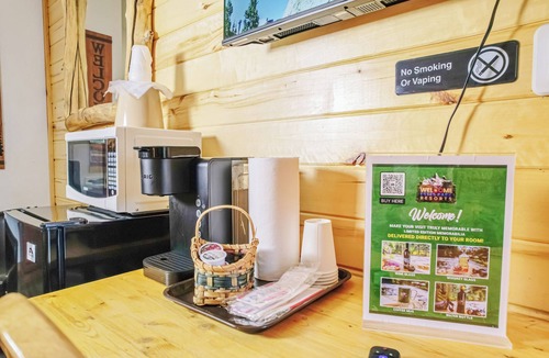 Estes Park Hotel | Spacious Upper-Level Hotel King with Views 201-207