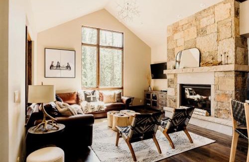 Warrior's Mark Boat Rental | Spectacular Luxury Cabin with Jacuzzi and Breathtaking Design Spaces in Colorado