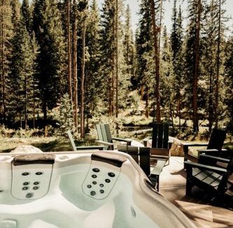 Warrior's Mark Boat Rental | Spectacular Luxury Cabin with Jacuzzi and Breathtaking Design Spaces in Colorado