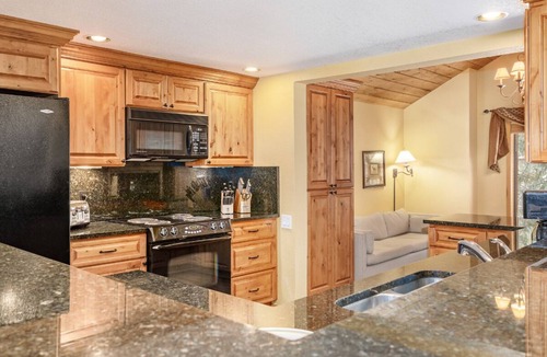 Avon Condo | Steps From Hiking - Outdoor Pool & Hot Tub - On Call Shuttle