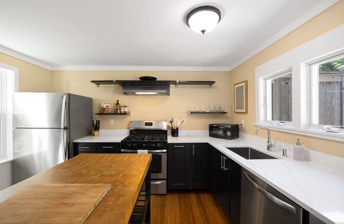 Sandwich House | Steps from Jarves St Shops, BBQ & Outdoor Shower