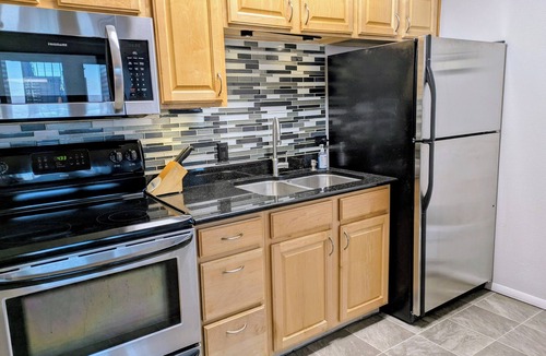 Downtown Denver Condo | STUDIO 13 AMAZING VIEWS, KING-SIZE BED, POOL, GYM, GREAT LOCATION